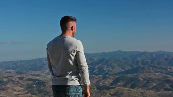 Joven Celebrando Éxito Cima Una Montaña — Vídeo de stock