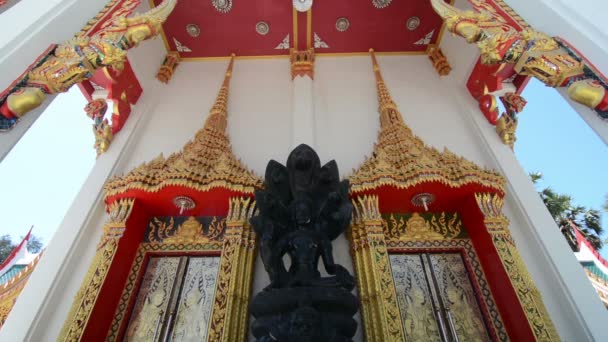 Escultura Buda Dolly Cámara Movimiento Fuera Templo — Vídeo de stock