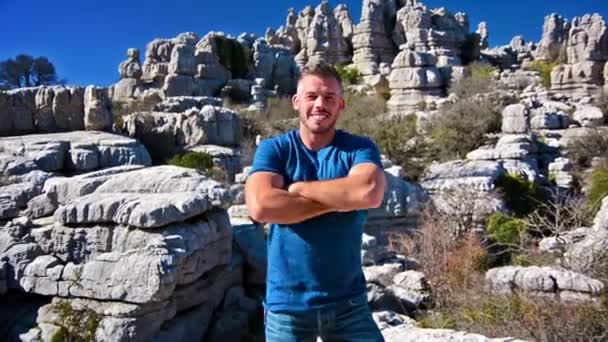 Junger Selbstbewusster Schöner Mann Posiert Einem Sonnigen Tag Der Natur — Stockvideo