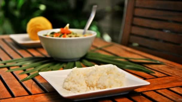 Mouvement de la caméra Dolly à côté de la nourriture exotique 