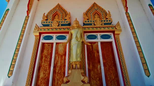 Buddha Skulptur Kamerafahrt Vor Einem Tempel — Stockvideo