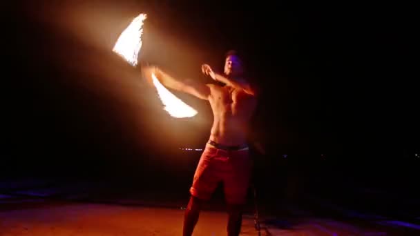 Erstaunliche Feuer Darsteller Phi Phi Island Strand Der Nacht — Stockvideo