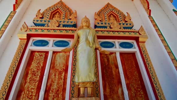 Buddha Skulptur Dolly Kamera Rörelse Utanför Ett Tempel — Stockvideo