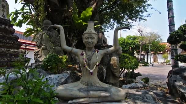 Verrenkung Von Einsiedlerfiguren Die Yogapositionen Wat Pho Tempel Bangkok Darstellen — Stockvideo