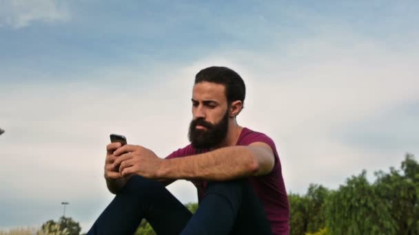 Jovem Confiante Barbudo Homem Usando Seu Telefone — Vídeo de Stock