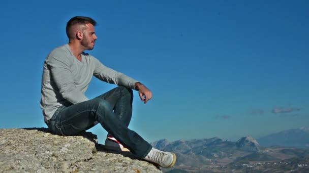 Ung Självsäker Stilig Man Posing Och Leende Naturen Solig Dag — Stockvideo