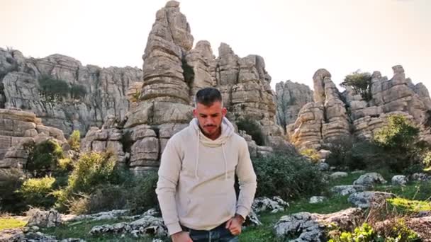 Jonge Zelfverzekerde Knappe Man Poseren Natuur Een Zonnige Dag — Stockvideo