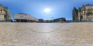 Köln, Almanya. Almanya 'nın Köln kentindeki Saint Peter Katedrali' nin Kasım 2019,360 derece panoraması. Eşkenar dikdörtgen projeksiyon çevre haritası. Tam küresel panorama.