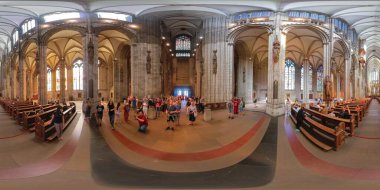 Köln, Almanya. Kasım 2019,360 derece Saint Peter Gotik Katedral Kilisesi iç panoraması. Eşkenar dikdörtgen projeksiyon çevre haritası. Tam küresel panorama.
