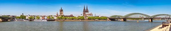 在阳光灿烂的日子里 在莱茵河上的霍亨佐伦桥全景尽收眼底 以主教座堂和圣马丁大教堂为背景的德国科隆美丽的城市景观 — 图库照片