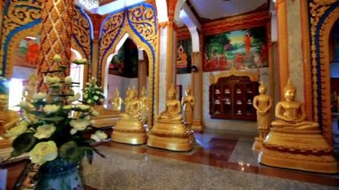 Buda Heykelleri Arasında Doli Kamera Hareketi