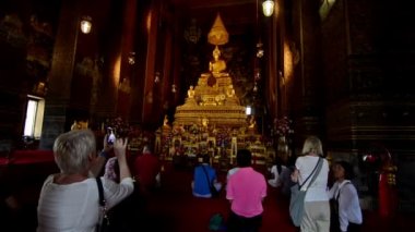 Bangkok, Tayland. Şubat 2016 civarı. Turistler Wat Pho tapınağındaki Phra Buddha Theva Patimakorn 'u ziyaret ediyorlar..
