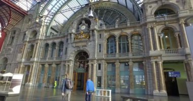 Antwerp, Belçika. Ekim 2017 civarı. Antwerp tren istasyonunun içi. Sinematik kamera hareketi.
