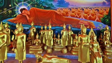 Buda Heykelleri Arasında Doli Kamera Hareketi