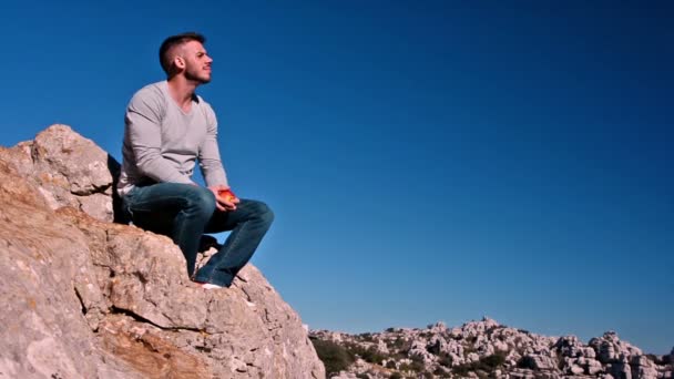 Jeune Homme Beau Confiant Posant Dans Nature Par Une Journée — Video