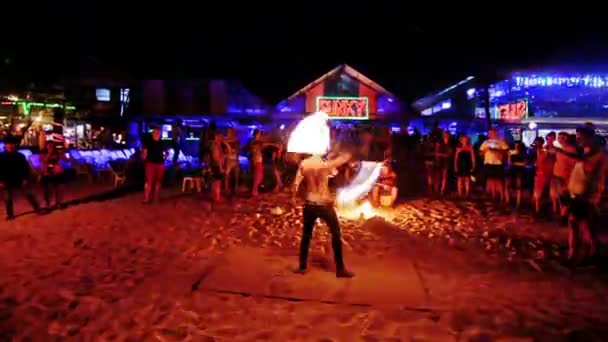 Erstaunliche Feuer Darsteller Phi Phi Island Strand Der Nacht — Stockvideo