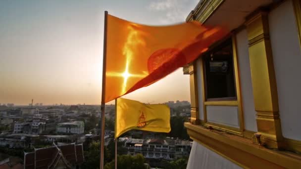 Thajská Buddhistická Vlajka Při Západu Slunce Příznak Dharmacakra — Stock video