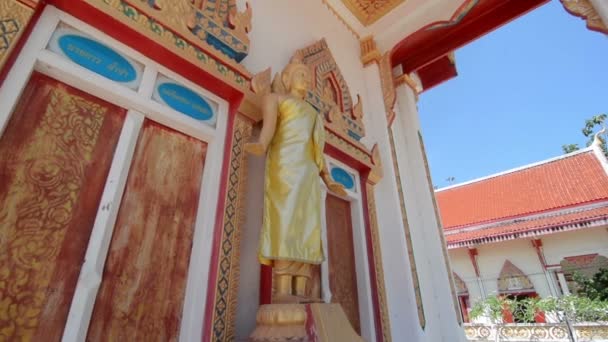 Buddha Szobor Dolly Camera Mozgása Templom Előtt — Stock videók