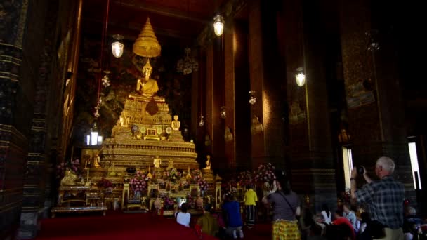 タイのバンコク 2016年2月 ワット ポー寺院のプラ ブッダ テヴァ パティマコーンを訪れる観光客 — ストック動画