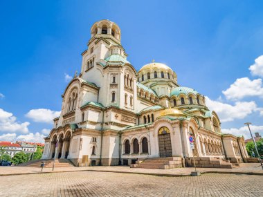 Güneşli bir günde Bulgaristan 'ın Sofya kentindeki Alexander Nevsky katedrali.