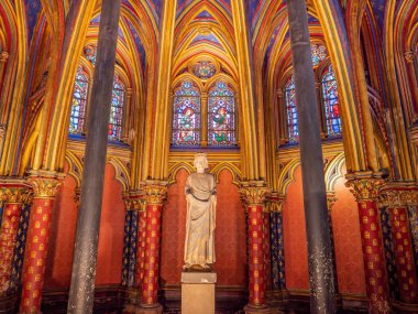 Paris, Fransa. Ekim 2019 'da Sainte-Chapelle ya da Holy Chapel' in içinde güzel vitraylı pencerelerle dolu gotik bir bina vardı..