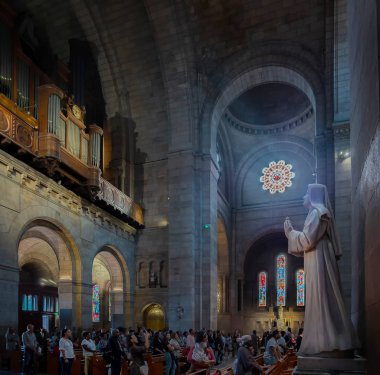 Paris, Fransa. Ekim 2019 civarı. İsa 'nın Kutsal Yüreğinde Turistler.