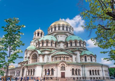 Güneşli bir günde Bulgaristan 'ın Sofya kentindeki Alexander Nevsky katedrali.