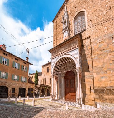 İtalya, Bergamo 'daki Citta Alta' da Cappella Colleoni 'nin girişi