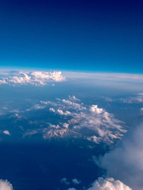 Gün batımında dağlarla bulutların üzerinden hava manzarası