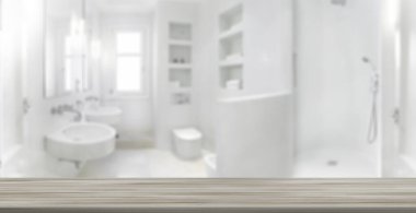 Bulanık banyo arka planındaki ahşap masa üstü. Parfüm, kozmetik veya makyaj ürünleri için geniş bir tasarım tezgahı.