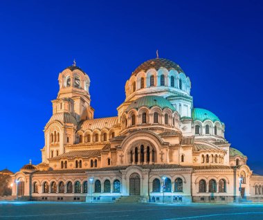 Geceleri Bulgaristan 'ın Sofya kentindeki Alexander Nevsky katedrali.