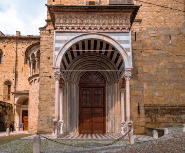 İtalya, Bergamo 'daki Citta Alta' da Cappella Colleoni 'nin girişi