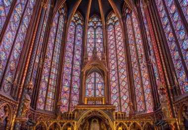 Paris, Fransa. Ekim 2019 civarı. Sainte-Chapelle 'in ya da Kutsal Şapel' in içi güzel vitraylı camlarla dolu gotik bir bina..