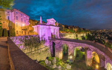 Bergamo 'nun panoramik manzarası (İtalya), Venedik duvarları ve geceleri San Giacomo kapısı