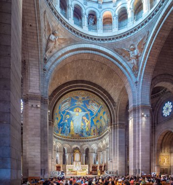 Paris, Fransa. Ekim 2019 civarı. İsa 'nın Kutsal Yüreğinde Turistler.