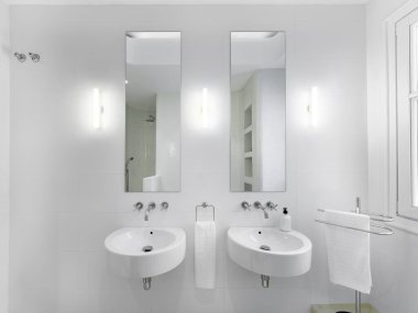 Duble gösterişli, kaliteli çelik musluk ve beyaz fayanslarla temiz bir banyo. Modern parçalarla dizayn edilmiş orijinal uzay