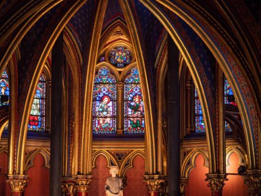 Paris, Fransa. Ekim 2019 civarı. Sainte-Chapelle 'in ya da Kutsal Şapel' in içi güzel vitraylı camlarla dolu gotik bir bina..