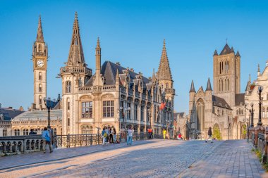 Gent, Belçika, Ağustos 2019. Graslei 'nin panoramik manzarası, gün batımında Gent, Belçika ve St. Michael Köprüsü' ndeki Lys nehrinin yanındaki rıhtımda.. 