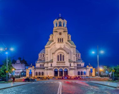 Geceleri Bulgaristan 'ın Sofya kentindeki Alexander Nevsky katedrali.