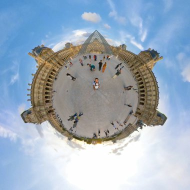 Paris, Fransa. Eylül 2019 civarı. Küçük gezegen 360 derece küre, kuş bakışı görüş. Günbatımında Louvre Müzesi 'nin panoramik manzarası