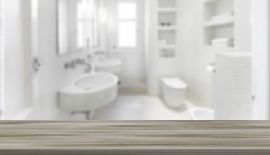 Banyo arka planında ahşap masa. Parfüm, krem veya makyaj için montaj ürün görüntüleme veya tasarım anahtar görsel düzeni