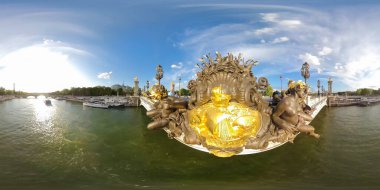 Paris, Fransa. Eylül 2019 civarı. Pont Alexandre II 'nin 360 derece panoraması. Eşkenar dikdörtgen projeksiyon çevre haritası. Tam küresel panorama.