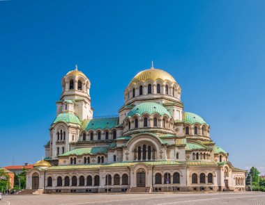 Güneşli bir günde Bulgaristan 'ın Sofya kentindeki Alexander Nevsky katedrali.