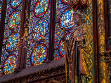 Paris, Fransa. Ekim 2019 civarı. Sainte-Chapelle 'in ya da Kutsal Şapel' in detayları. Güzel vitraylı camlarla dolu gotik bir bina..