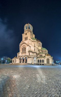 Geceleri Bulgaristan 'ın Sofya kentindeki Alexander Nevsky katedrali.