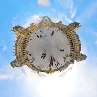 Paris, Fransa. Eylül 2019 civarı. Küçük gezegen 360 derece küre, kuş bakışı görüş. Günbatımında Louvre Müzesi 'nin panoramik manzarası