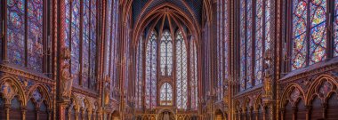 Paris, Fransa. Ekim 2019 civarı. Sainte-Chapelle ya da Holy Chapel 'in iç mekanı. Güzel vitraylı camlarla dolu gotik bir bina..