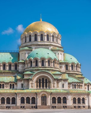 Güneşli bir günde Bulgaristan 'ın Sofya kentindeki Alexander Nevsky katedrali.