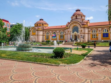Sofya, Bulgaristan. Temmuz 2018 civarı. Güneşli bir günde Bölgesel Tarih Müzesi 'nin cephesi