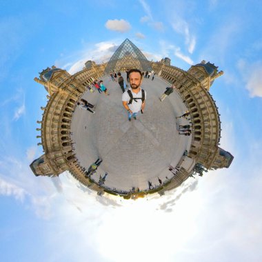 Paris, Fransa. Eylül 2019 civarı. Küçük gezegen 360 derece küre, kuş bakışı görüş. Günbatımında Louvre Müzesi 'nin panoramik manzarası